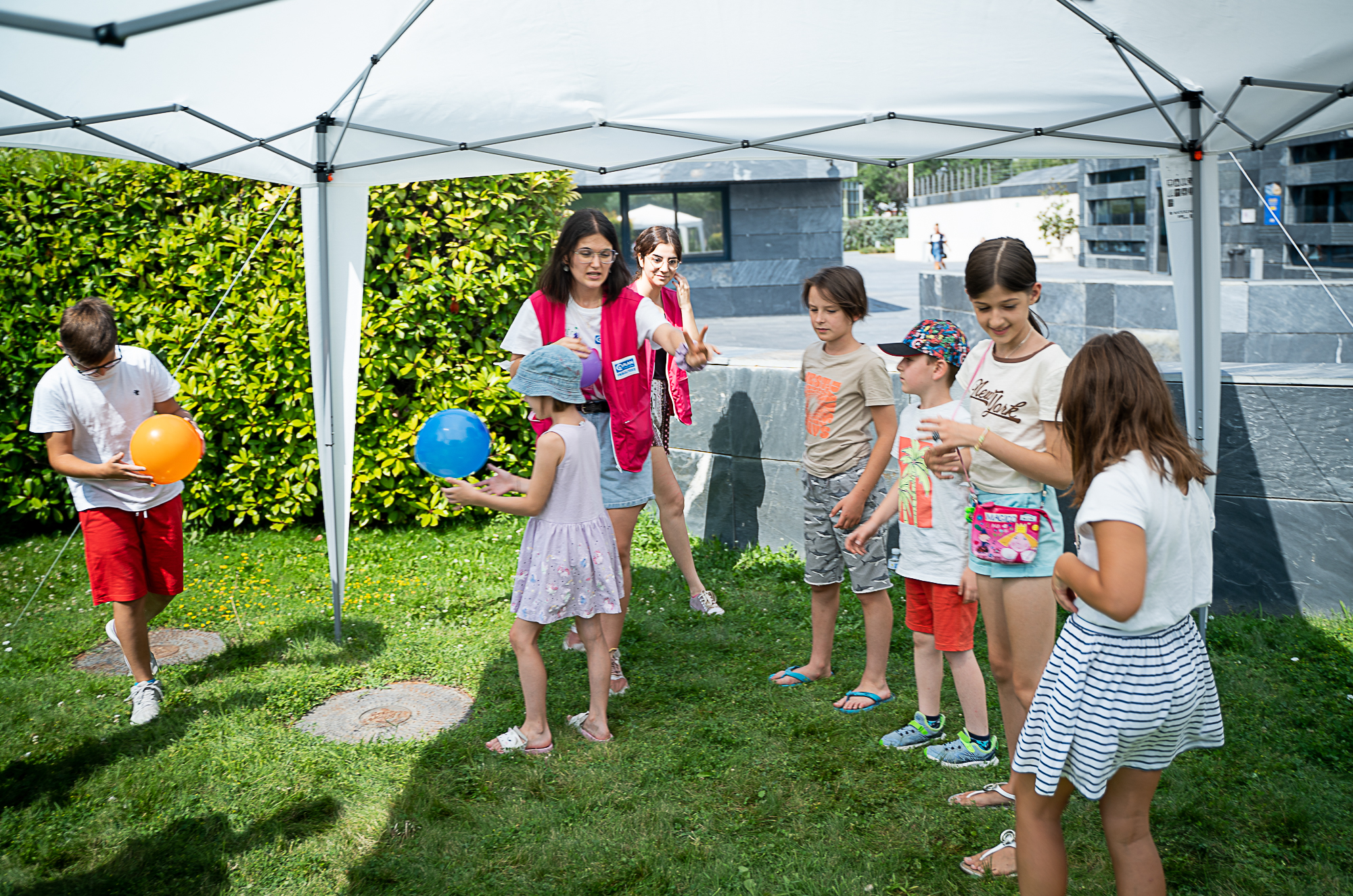 Niños jugando en un Child Friendly Spaces