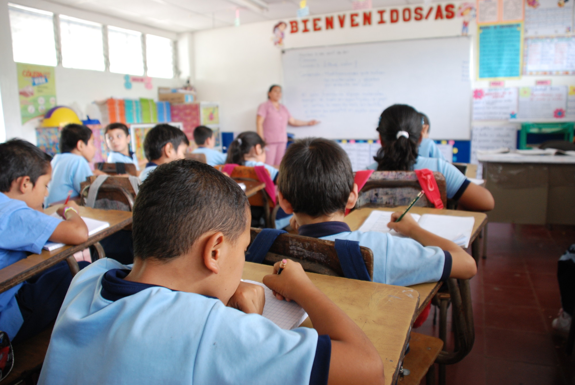 Niños recibiendo educación en un centro