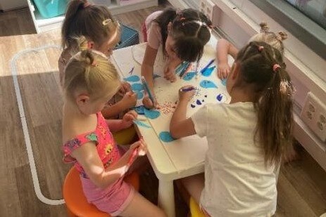 Imagen interna Child Friendly Spaces 2025 Niñas pintando en un Child Friendly Spaces