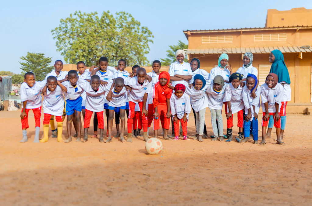 Grupos de niños y niñas jugando al fútbol en Níger para combatir estereotipos Grupos de niños y niñas jugando al fútbol en Níger para combatir estereotipos
