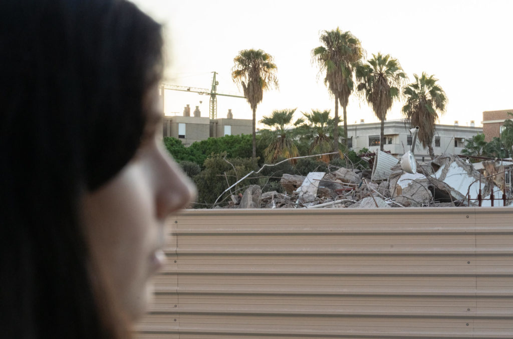 Niña observando el desastre ocasionado por la DANA