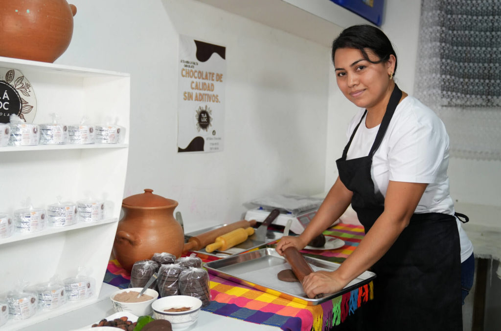 Empleo Digno foto Interna Empleo digno. En la foto vemos a una niña mujer amasando