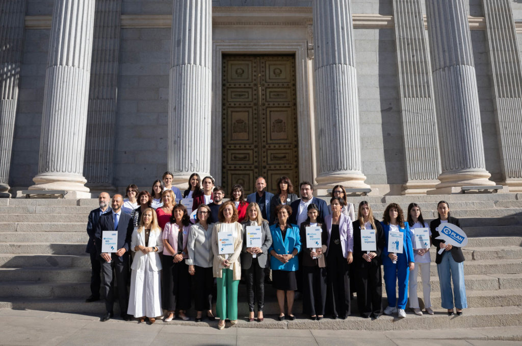 Foto de grupo frente al Congreso de los Diputados para mostrar la realidad del matrimonio infantil