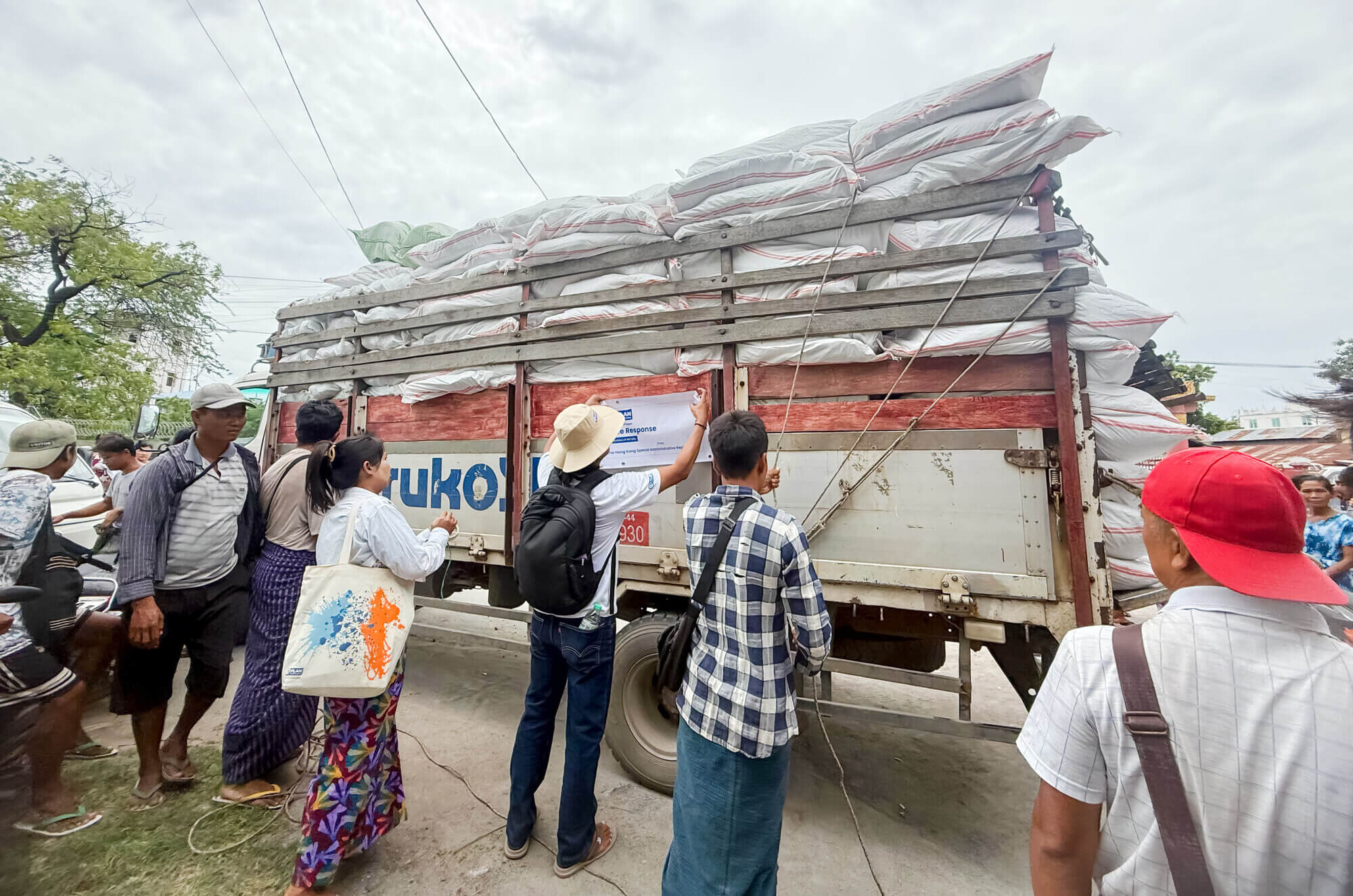 Camión con ayuda humanitaria en Myanmar